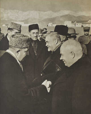 Н.А. Булганин и Н.С. Хрущёв в Афганистане. М.: Государственное издательство изобразительного искусства, 1956.